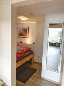 um quarto com uma cama num quarto em Ferienwohnung An der Pferdsweide em Trier