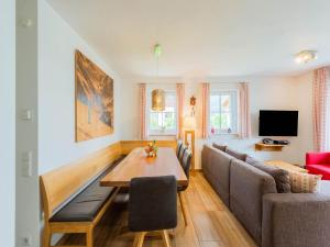 TV a/nebo společenská místnost v ubytování Chalet in Niedernsill near Ski Slopes + 28 fotografií