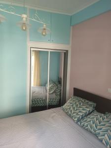 um quarto com uma cama e um espelho em Evangelli Apartment- An oasis inside the center of Athens em Atenas