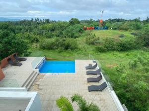 una vista aérea de una piscina en una casa en Taal Maranan Farmville Inc by Cocotel, en Taal