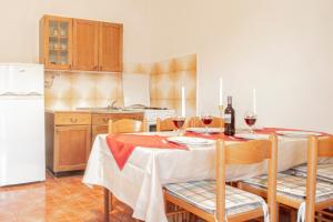 Una cocina o zona de cocina en Asta view over sea reed landscape and bay