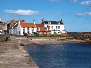 Gallery image of Dragonfly - HOT TUB luxury two bedroom cottage in Cellardyke