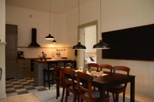 cocina con mesa y sillas en Grevlunda skola en Vitaby