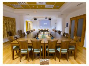 een grote vergaderzaal met een grote tafel en stoelen bij Hotel Dardha in Dardhë