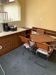 ein Zimmer mit einem Tisch und Stühlen in einer Küche in der Unterkunft Casa Ormenisan in Baile Felix