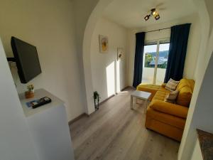 TV a/nebo společenská místnost v ubytování Apartments Amfora