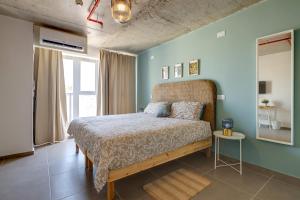 Postel nebo postele na pokoji v ubytování Sliema Creek Suites