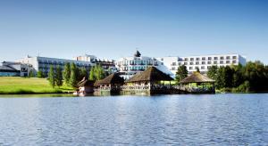 Výhled na řeku, která protéká v blízkosti hotelu