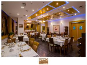 Un restaurante o sitio para comer en Hotel Dardha