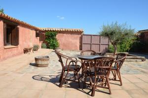 a patio with a table and chairs on a patio at Casa Rural El Cartero in Santa Lecina