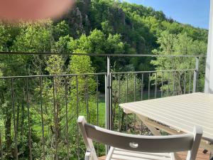 balcón con mesa y vistas a la montaña en Dúplex Roca del Sucut, en Ribes de Freser