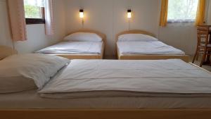 Postel nebo postele na pokoji v ubytování Autocamp Slunce Žandov