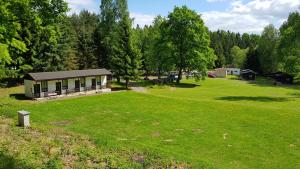 ein Haus mitten auf einem grünen Feld in der Unterkunft Autocamp Slunce Žandov in Žandov