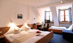 Postel nebo postele na pokoji v ubytování Hotel Gasthof Traubenbräu