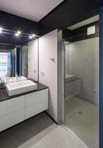 Koupelna v ubytování Lauchernalp Resort Residences + 37 fotografií