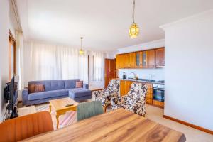 un soggiorno con un tavolo e un divano blu di Kybele Sea view a Kaş