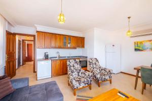 una cucina e un soggiorno con tavolo e sedie di Kybele Sea view a Kaş Altre 8 foto