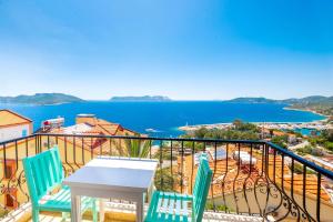 un balcone con tavolo e sedie e vista sull'acqua di Kybele Sea view a Kaş