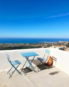 due sedie e un tavolo blu e due sedie di LA Casa il carretto a Agrigento