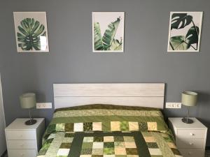 um quarto com uma cama e três fotografias na parede em Casa Collado em San Vicente