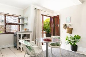 Η κουζίνα ή μικρή κουζίνα στο Camps Bay Village - Beach Studios