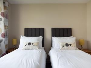 two beds sitting next to each other in a bedroom at ‘Sea Glimpse’ in the coastal Devon village of East Prawle in West Prawle