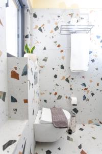 Ένα μπάνιο στο aella apartments