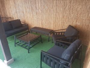 une chambre avec des canapés, un canapé et une table dans l'établissement LA MAISON DE LOLA, à Port-en-Bessin-Huppain