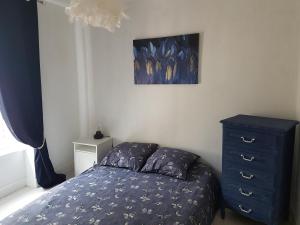 sypialnia z niebieskim łóżkiem i niebieską komodą w obiekcie LA MAISON DE LOLA w mieście Port-en-Bessin-Huppain
