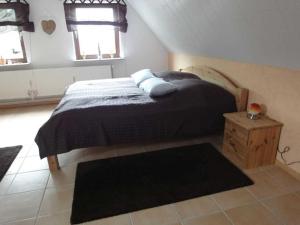 een slaapkamer met een bed met 2 kussens erop bij Ferienwohnung Hilde Schneider in Kappeln