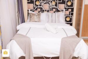 Postel nebo postele na pokoji v ubytování Lux Suites City View Studios Ngara