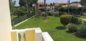 a view of a yard with a house at Vila Rosada in Quarteira