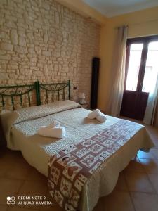 a bedroom with a bed with towels on it at La sinfonia di.kerkent in Agrigento