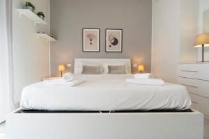 سرير أو أسرّة في غرفة في GetTheKey Pasubio Apartment
