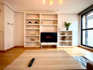 un soggiorno con TV e divano di Atuaire Home Cordón 2 Centro histórico PARKING INCLUIDO a Burgos