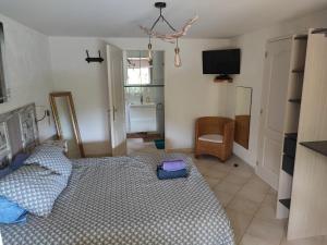 Postel nebo postele na pokoji v ubytování Appartement en pleine nature avec piscine chauffée + 27 fotografií