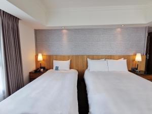 Gulta vai gultas numurā naktsmītnē Azure Hotel