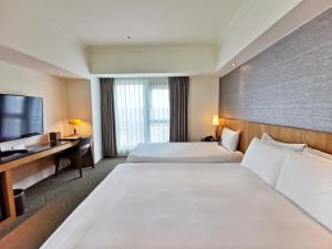 Postel nebo postele na pokoji v ubytování Azure Hotel