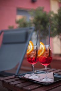 due bicchieri con fette d'arancia su un tavolo di Giardini Mon Plaisir a Trapani