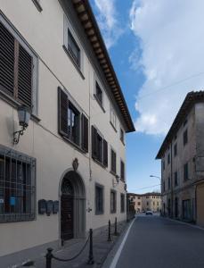 an empty street in a town with a building at B&B Arivellini in Vicopisano