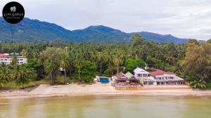 een luchtzicht op een resort op een strand met palmbomen bij Lipa Lodge Beach Resort in Lipa Noi