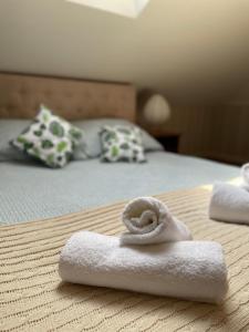 a pile of towels sitting on top of a bed at Restauracja Rozmarzyn in Ostrzeszów