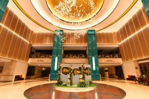 een grote lobby met een grote kroonluchter in een gebouw bij Asia International Hotel Guangdong in Guangzhou