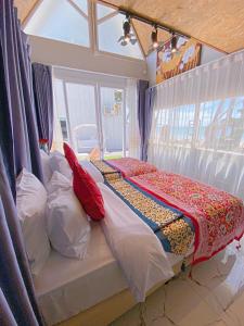 Ban Plai Thon的住宿－Banjert Villa Beach@สิชล，一间卧室配有红色和白色枕头的床