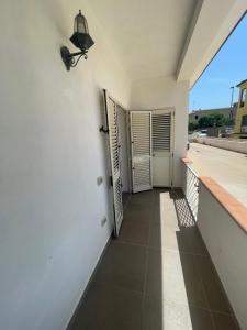 um corredor de uma casa com uma porta e uma varanda em Stella Marina em La Caletta