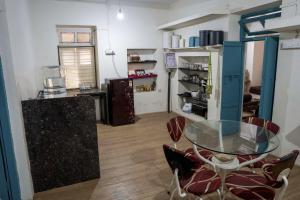 Virtuvė arba virtuvėlė apgyvendinimo įstaigoje The Cottage - by Chandralok Homestays