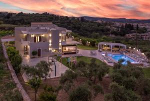 vista aerea di una casa con piscina di Elaida Villa, Heaven on Earth, By ThinkVilla a Perama
