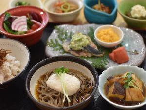 eine Gruppe von Schüsseln mit Lebensmitteln auf einem Tisch in der Unterkunft APA Hotel Beppu Ekimae in Beppu