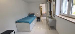 um quarto com uma cama, uma secretária e uma janela em Apartment Summer Joy em Supetar