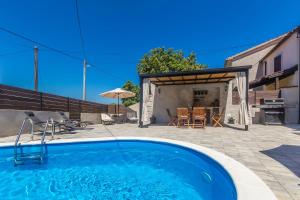 Bazén v ubytování Holiday house PAVOVCI nebo v jeho okolí